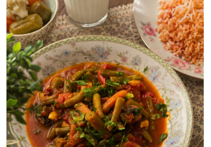 خورش لوبیا سبز برغانی، غذای محلی استان البرز با لوبیا سبز، هویج، فلفل دلمه‌ای، زعفران و جعفری، سرو شده با برنج ایرانی.